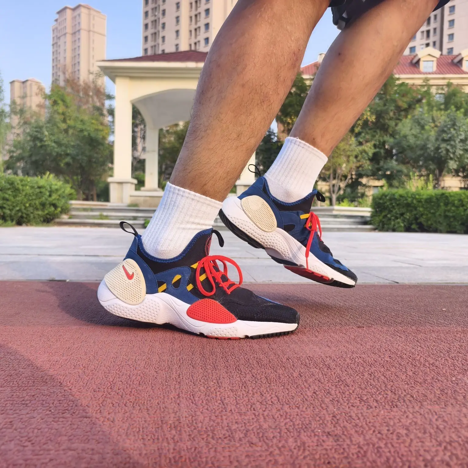 ✨ 踩上“黑蓝红”云朵!这双 Huarache E.D.G.E.一起轻运动