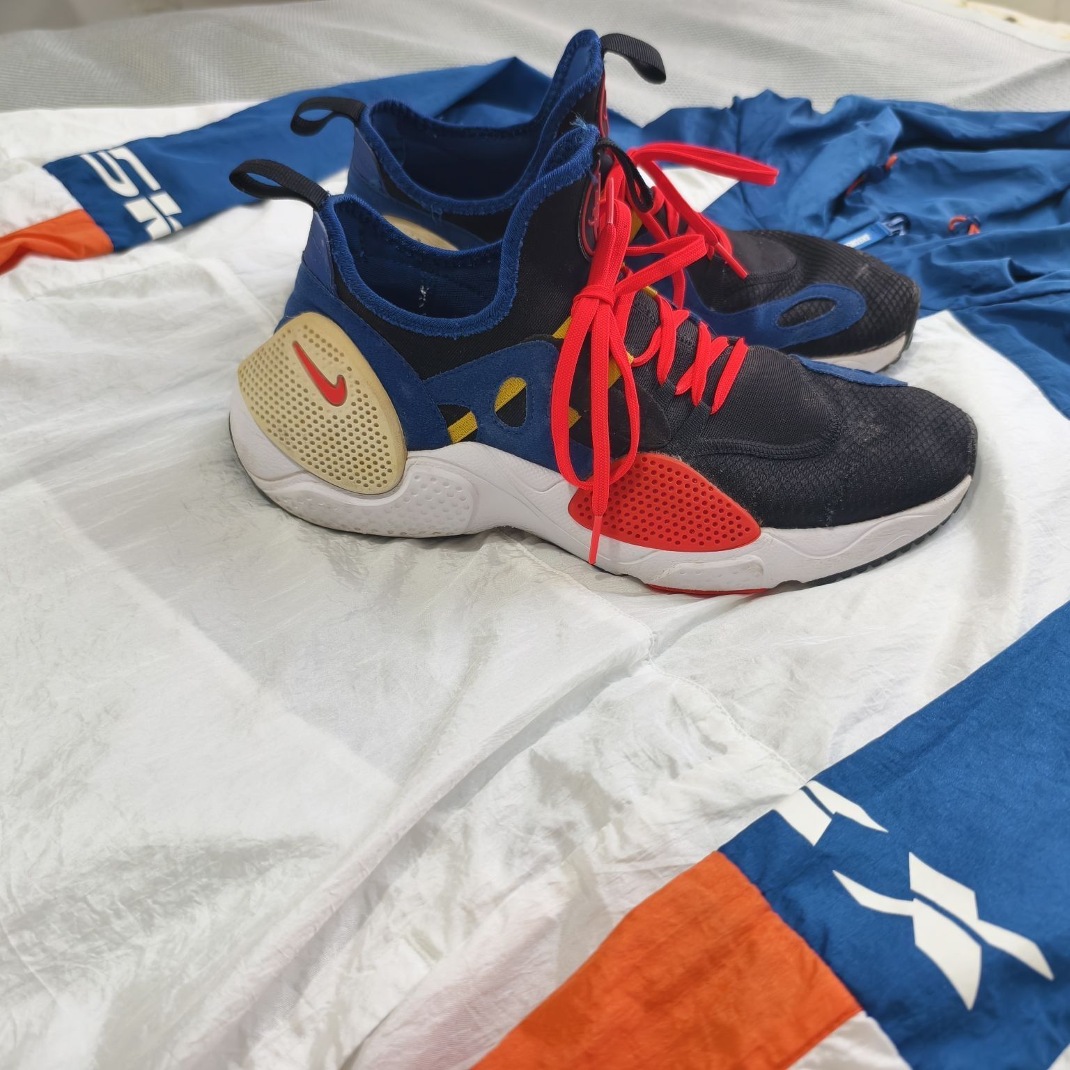 ✨ 踩上“黑蓝红”云朵!这双 Huarache E.D.G.E.一起轻运动