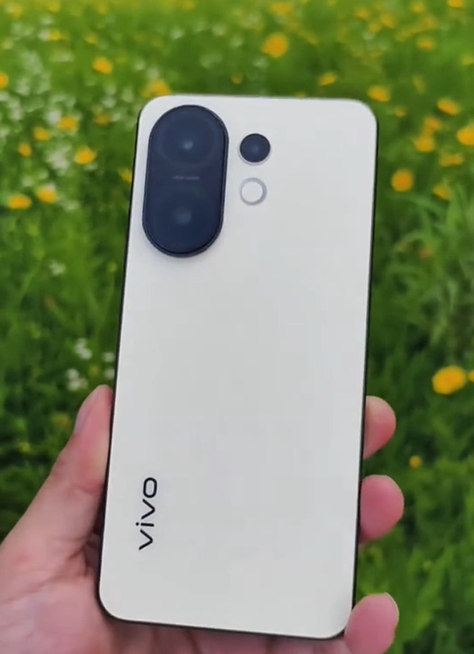 vivo更激进了，从2699元跌至1874元，6500mAh+100倍变焦+轻薄直屏