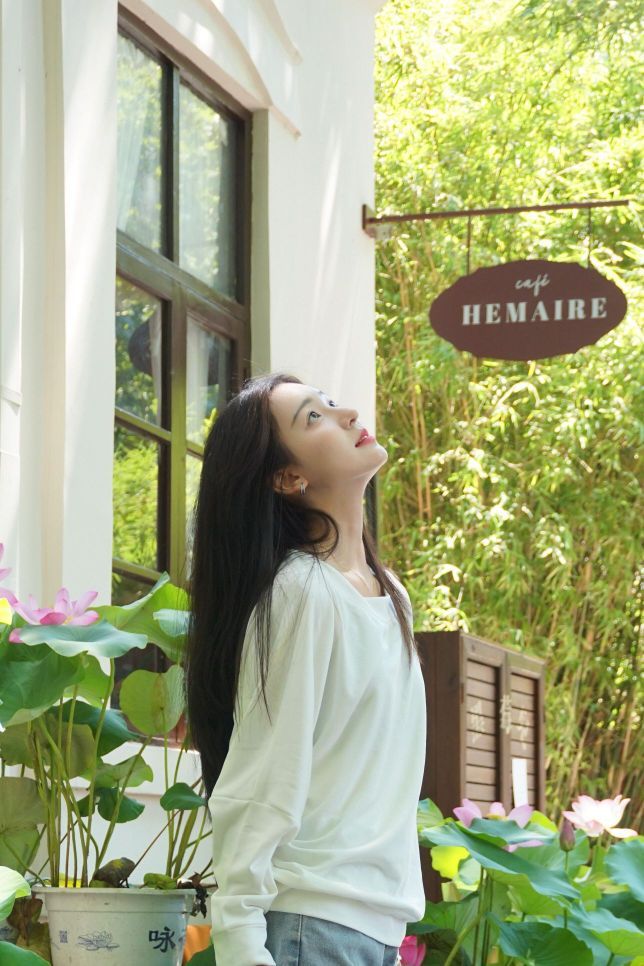 她在阳光下，绿意里🍃