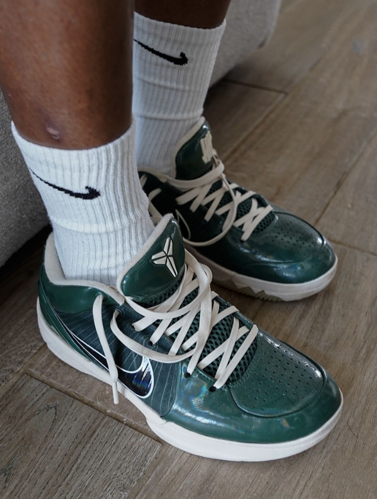 UNDEFEATED x Nike Zoom Kobe 4 Protro 墨绿实战篮球鞋，真的帅！