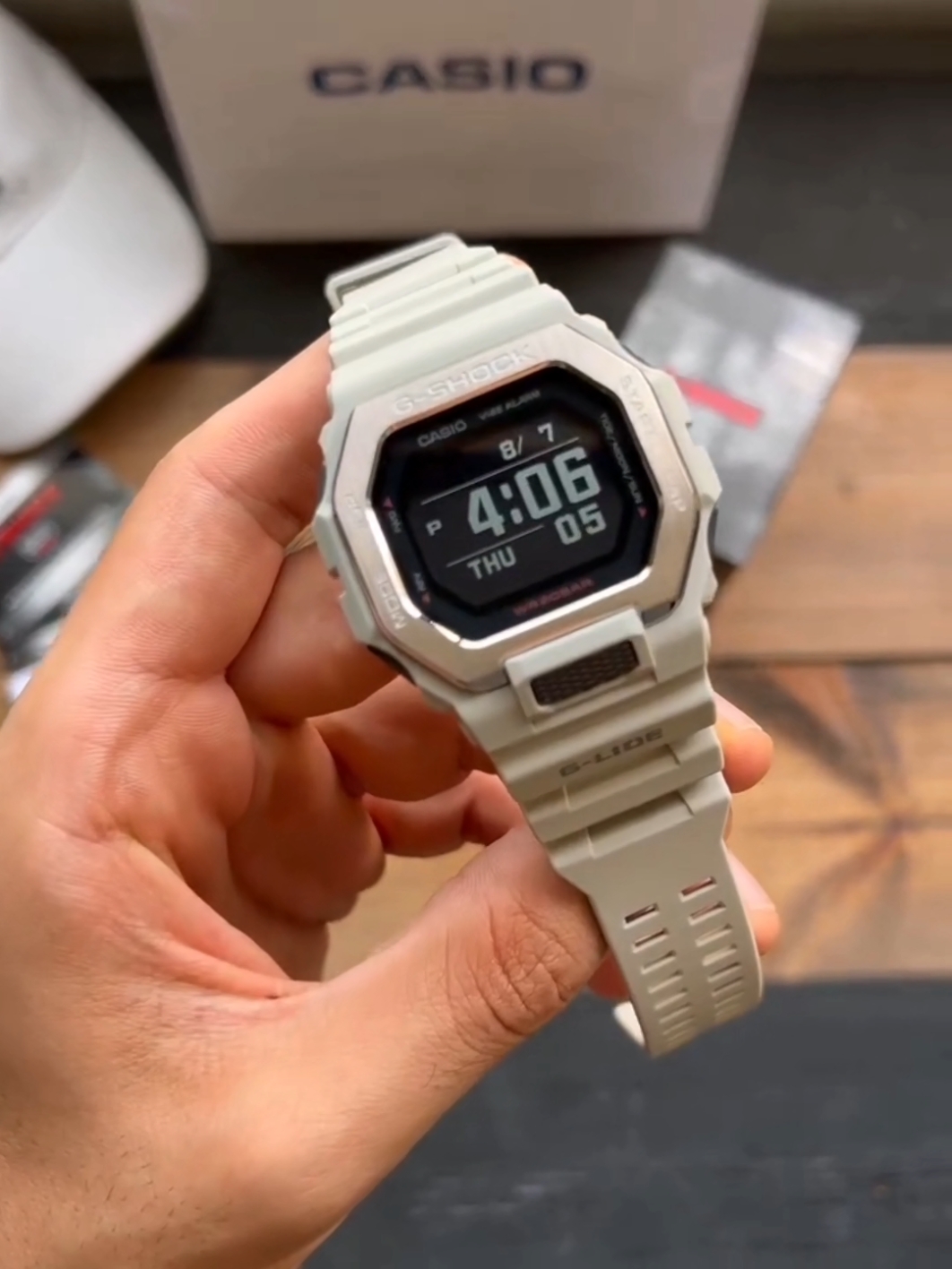 浅灰卡西欧 G - SHOCK ，功能全还百搭
