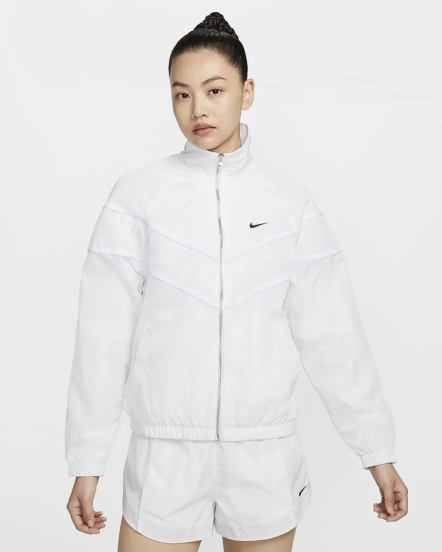 🎾前往球场挥洒自如，你还需要一件Nike Windrunner郑钦文同款防晒夹克