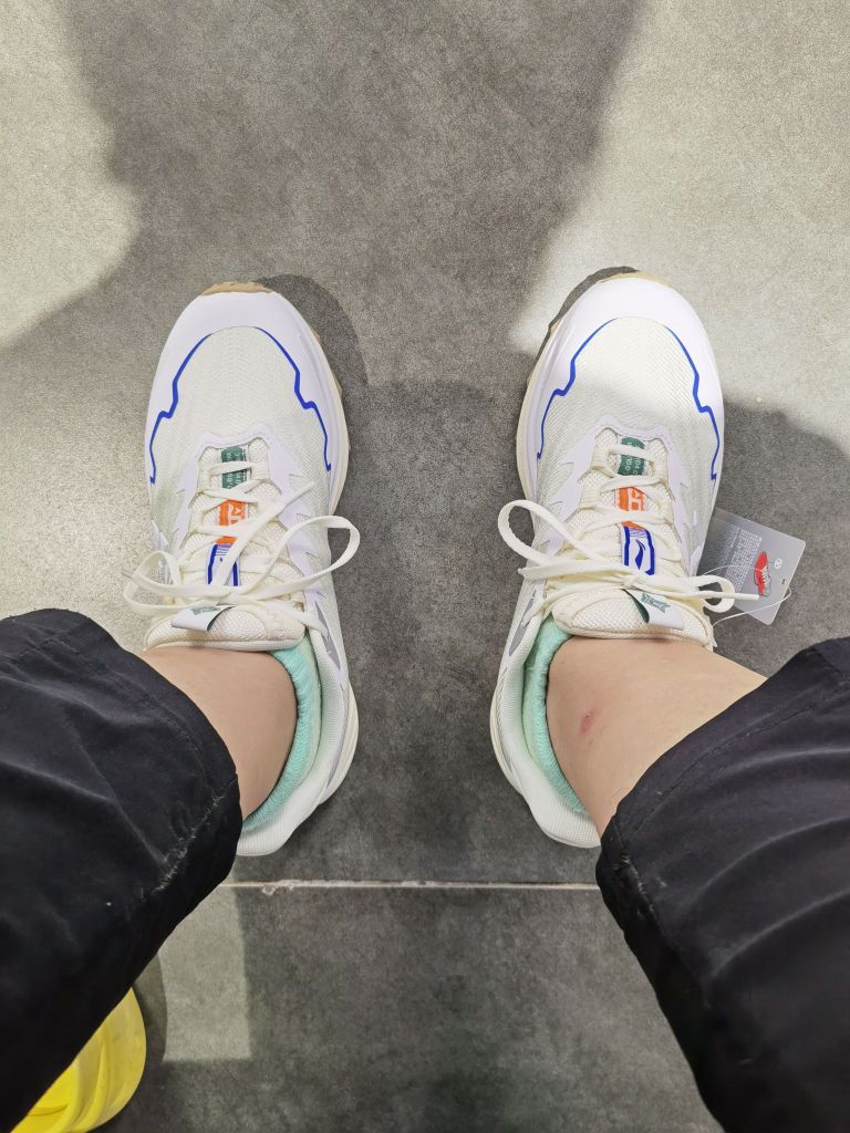 除了白，真的香，好看舒适，去徒步很亮，就是回来且刷吧