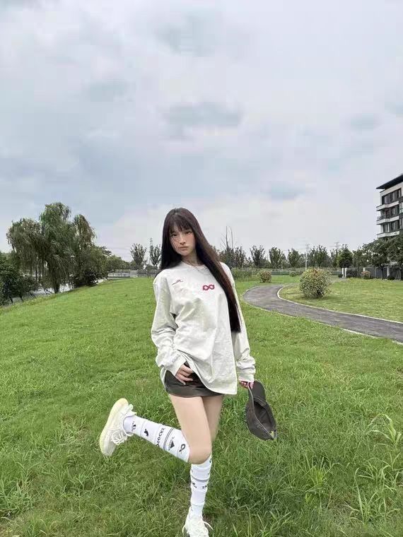 宽松的版型超有街头感，胸口背后图案刺绣很