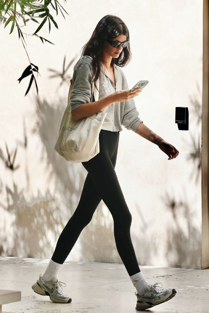 和健身达人Kaia Gerber学习秋天的健身穿搭