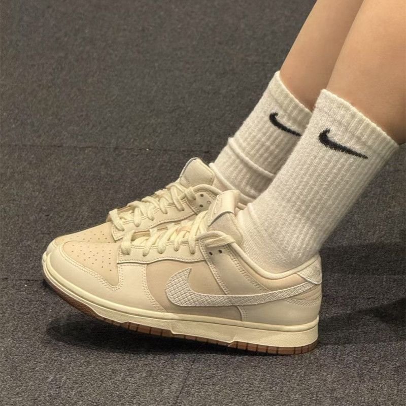 一眼沦陷的米白Dunk,百搭党狂喜!
谁懂啊!米白色Dunk真的是板鞋界的“万能钥匙”