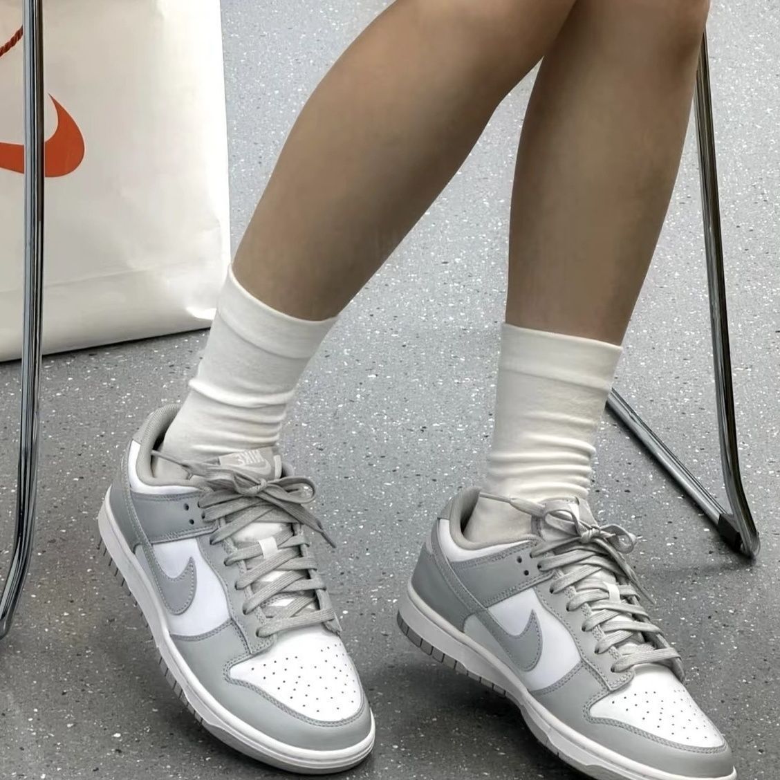 复古永不过时|耐克Dunk 灰白色上脚,解锁百搭潮流新姿势