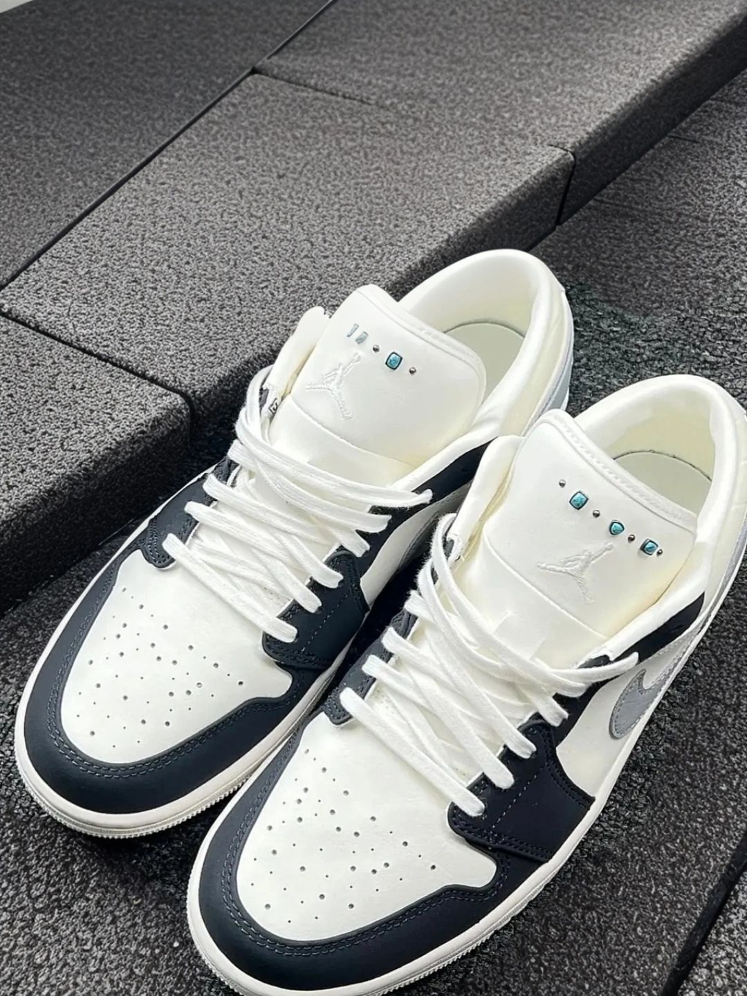 现在大学开学了,室友们都穿耐克的这款篮球鞋
这双鞋子低帮的设计,虽然说设计是篮球鞋,但是日常休闲,出