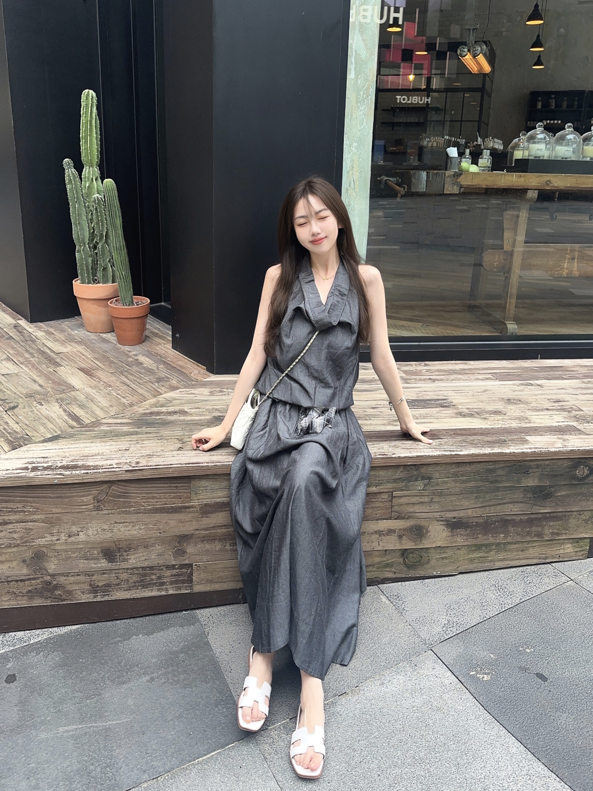 很有姐感的深灰色裙子~