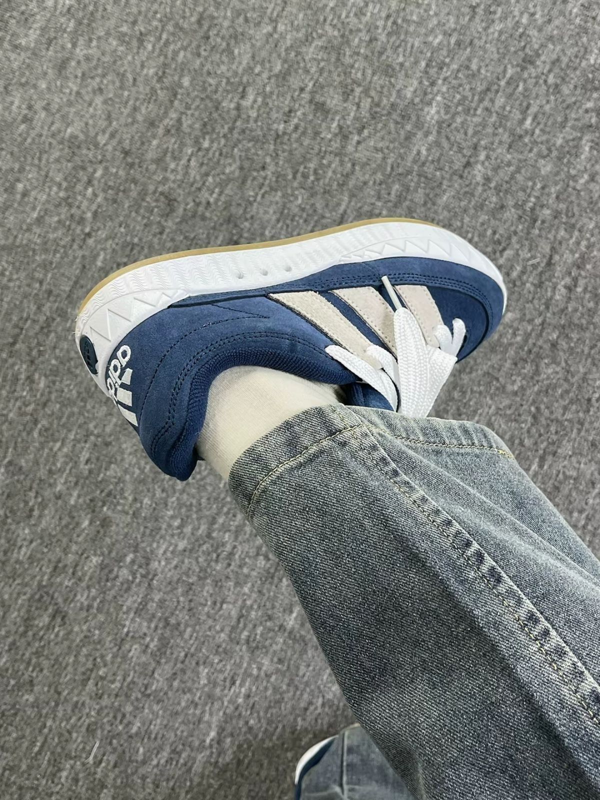 好一条复古蓝牛仔裤!和我的板鞋好搭