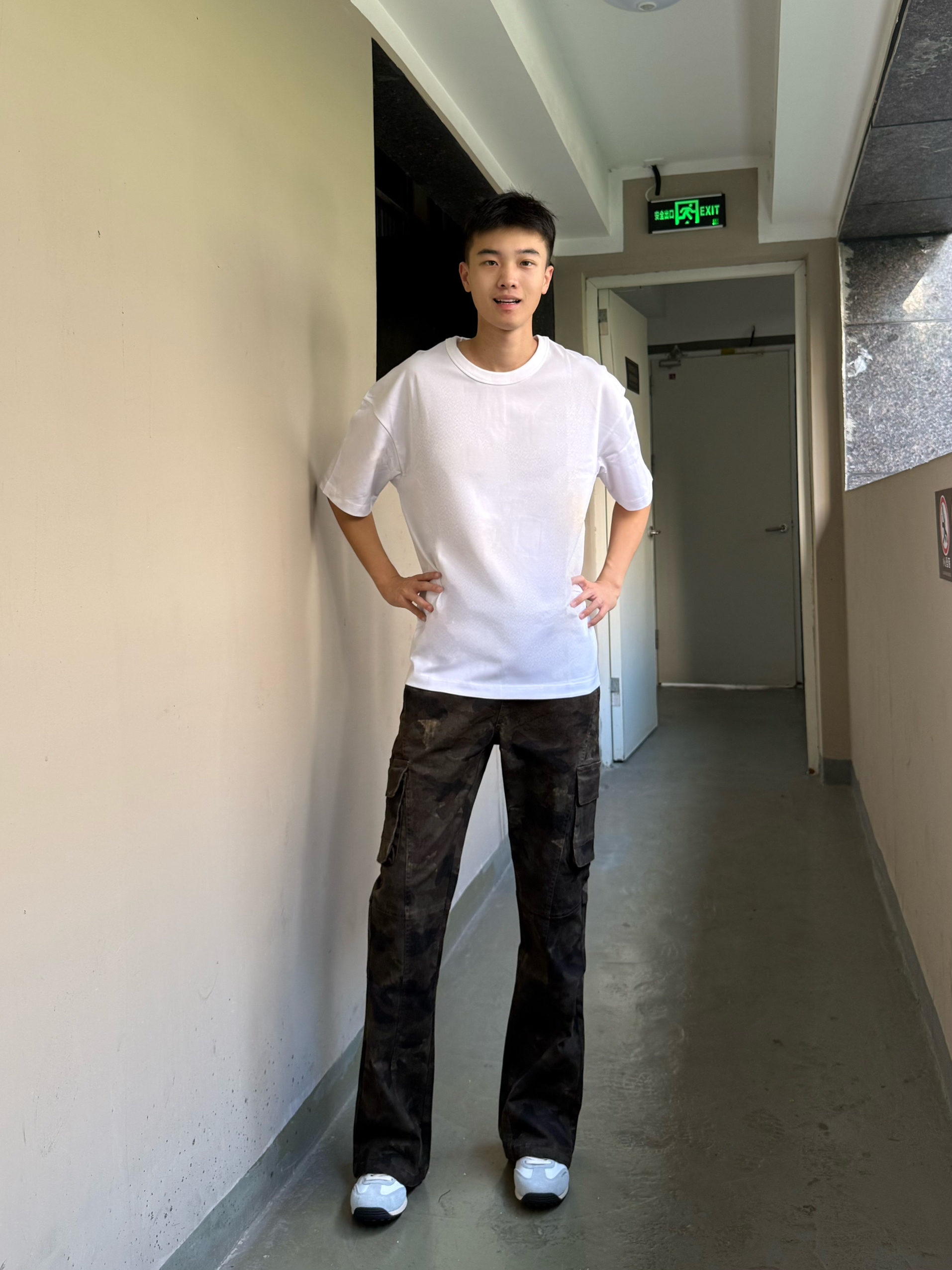 白T搭配迷彩裤