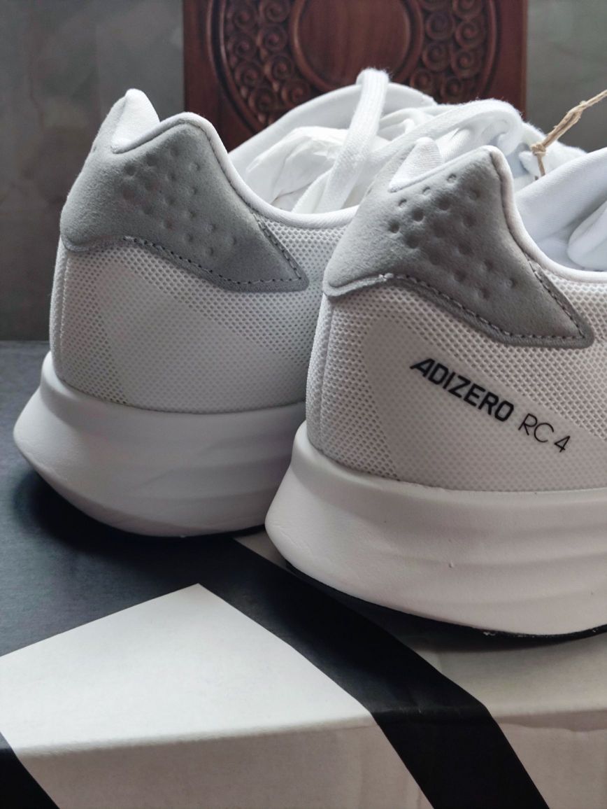 这双压脚背的跑鞋居然火了?灰白配色+轻量设计太戳日常!