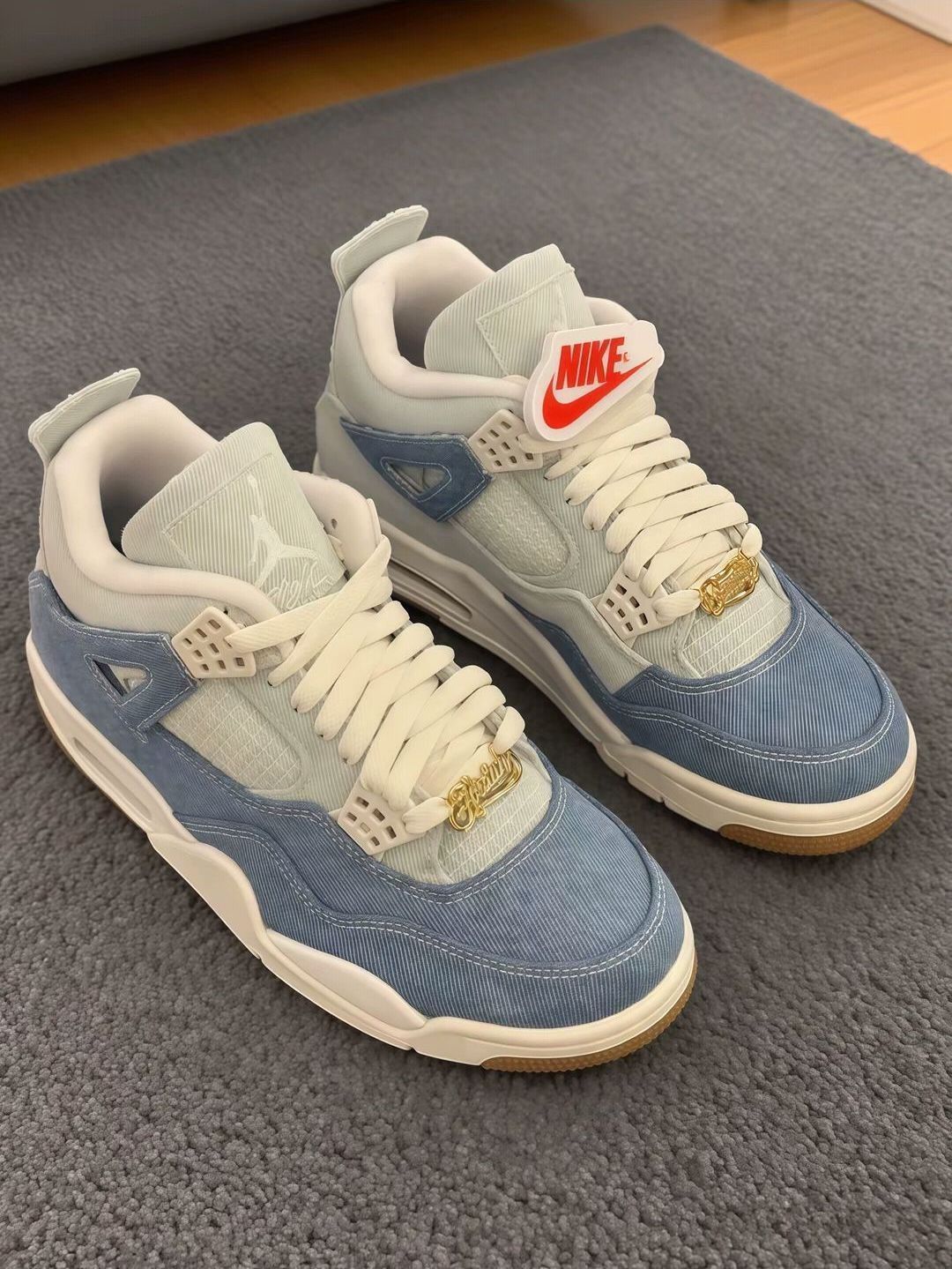 “AJ4牛仔蓝灯芯绒配金扣,这质感与细节的碰撞谁能不爱🥰”