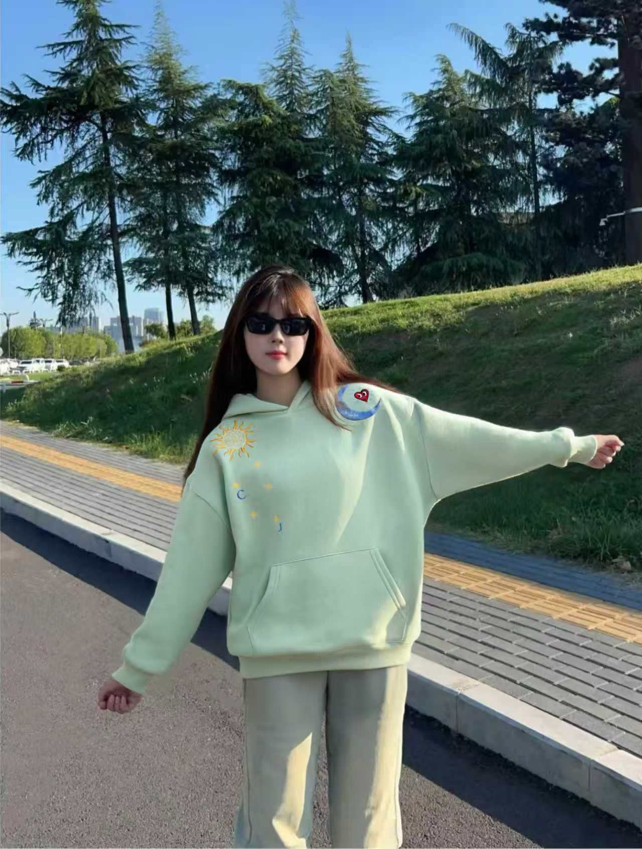 ✨早八人快速出街！浅绿卫衣套上就美～