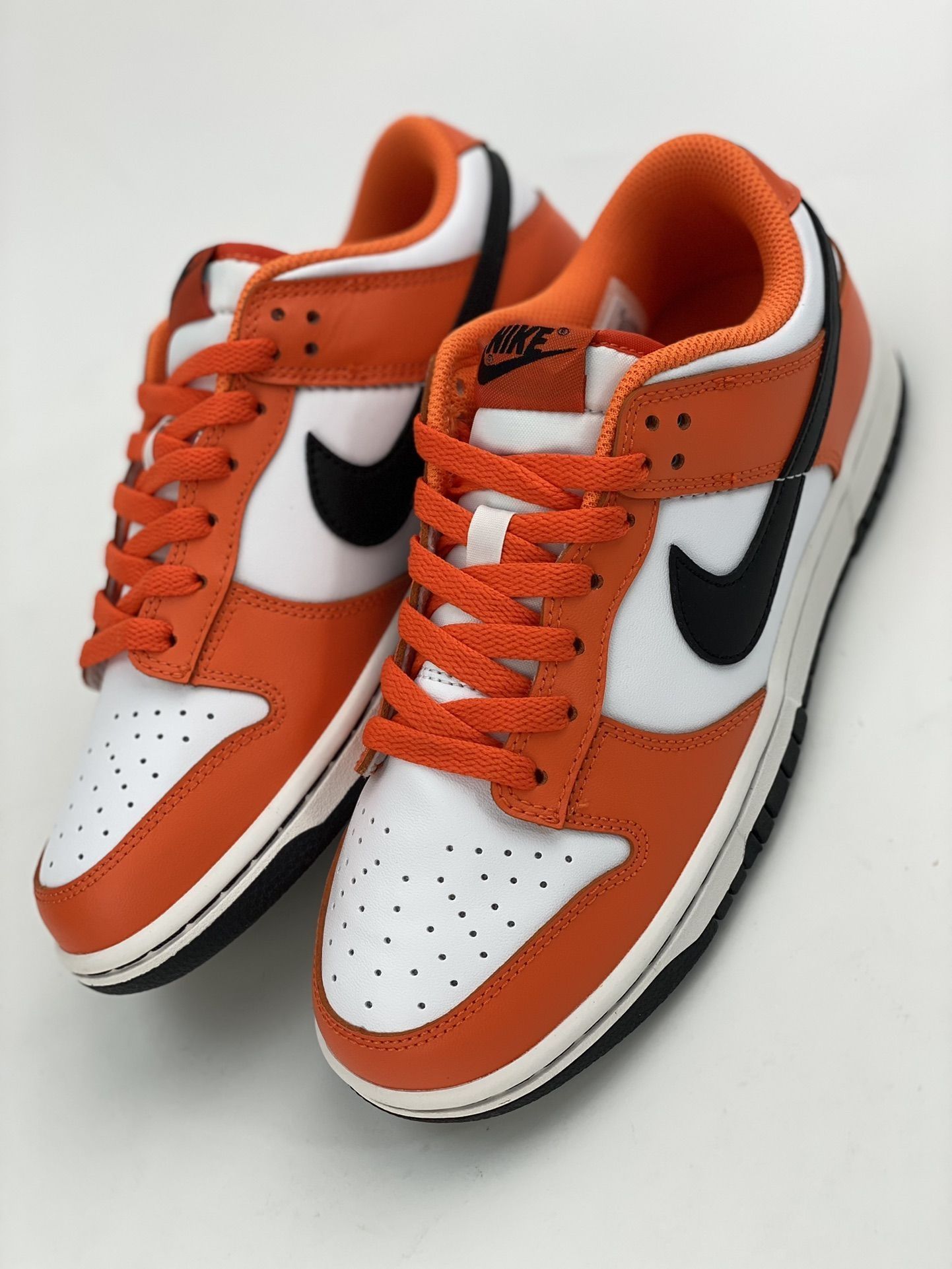🔥Nike Dunk Low “橙白黑”：复古潮范，脚踩活力新风尚！