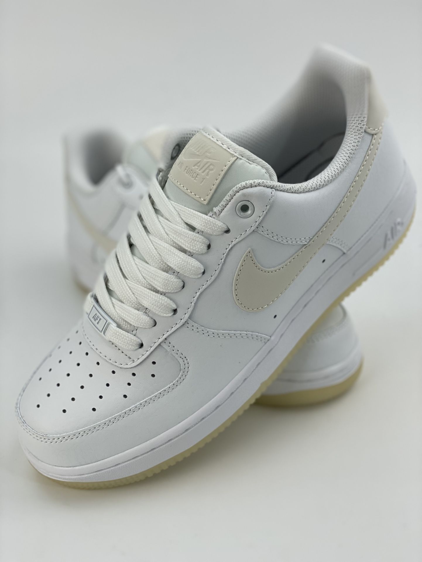 🌟 Nike Air Force 1 “夜光米白”：白天优雅出街，夜晚炸场吸睛！