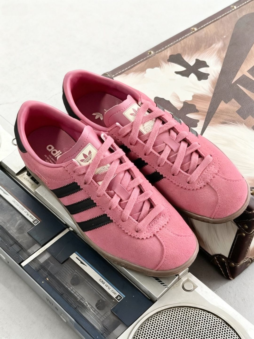 “被这双玫粉阿迪的复古甜酷感拿捏!上脚吸睛又舒服,是我的穿搭氛围神器~”