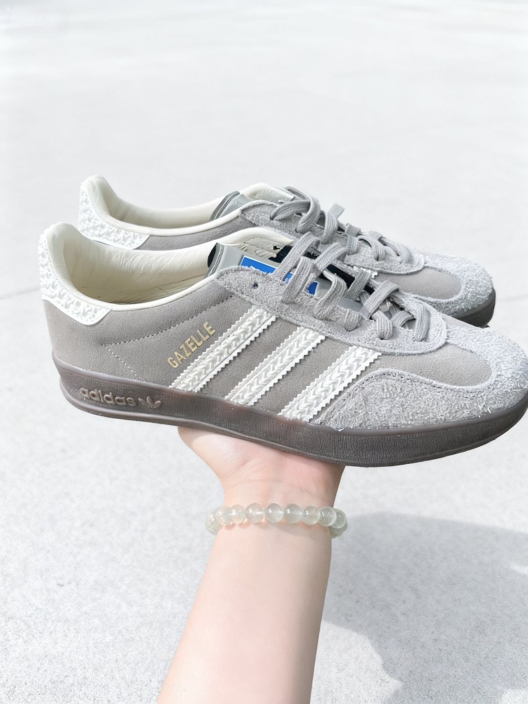 【adidas三叶草复古灰麂皮德训鞋,做旧质感+经典条纹,复古爱好者的穿搭心头好】