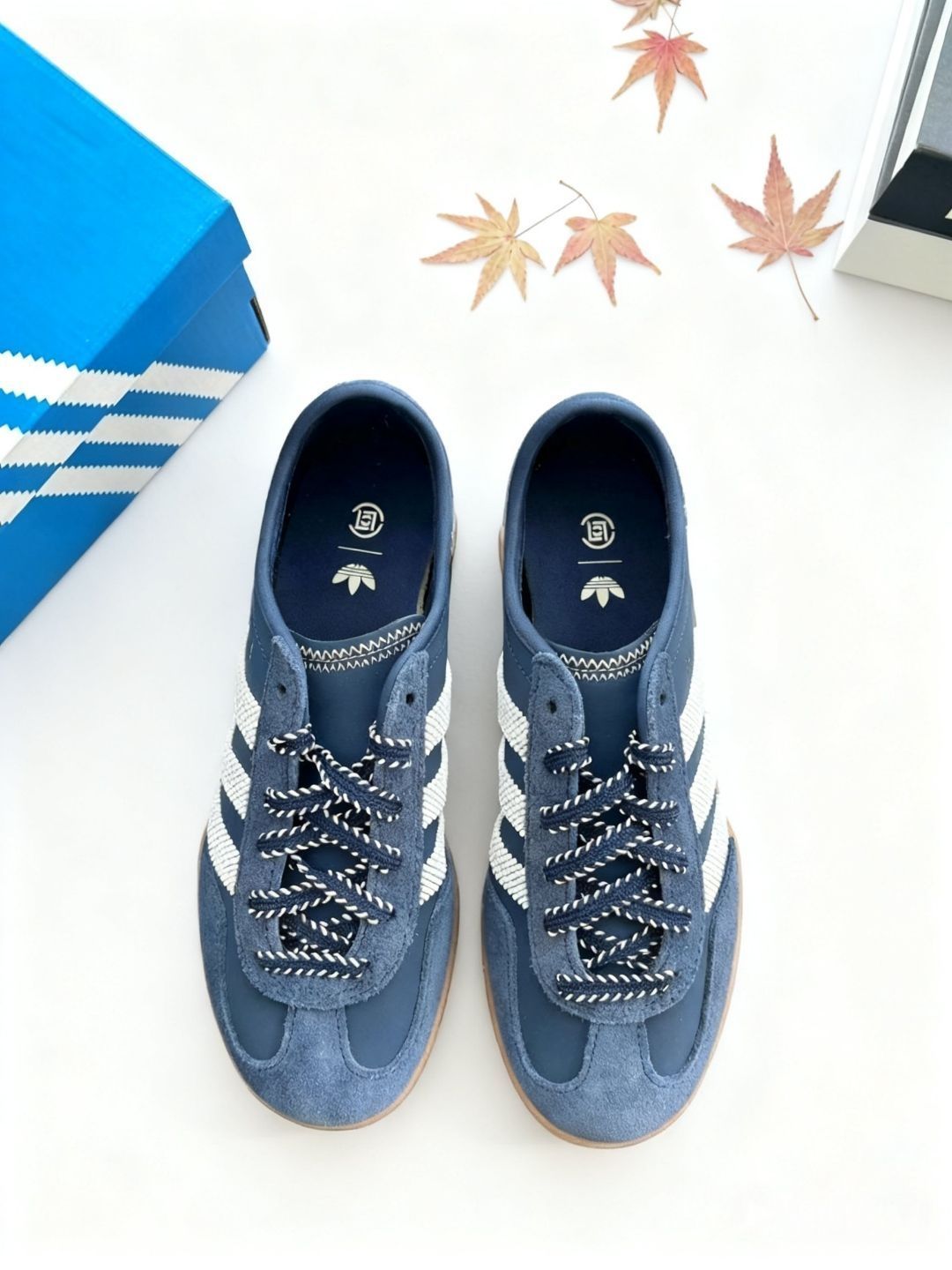 【adidas x CLOT联名藏蓝德训鞋，编织鞋带+复古麂皮，小众玩家的穿搭惊喜】