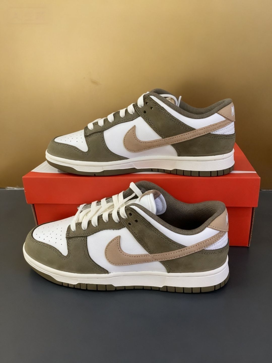 “卡其白撞出的质感日常，这双Nike Dunk让穿搭多了份高级慵懒感”