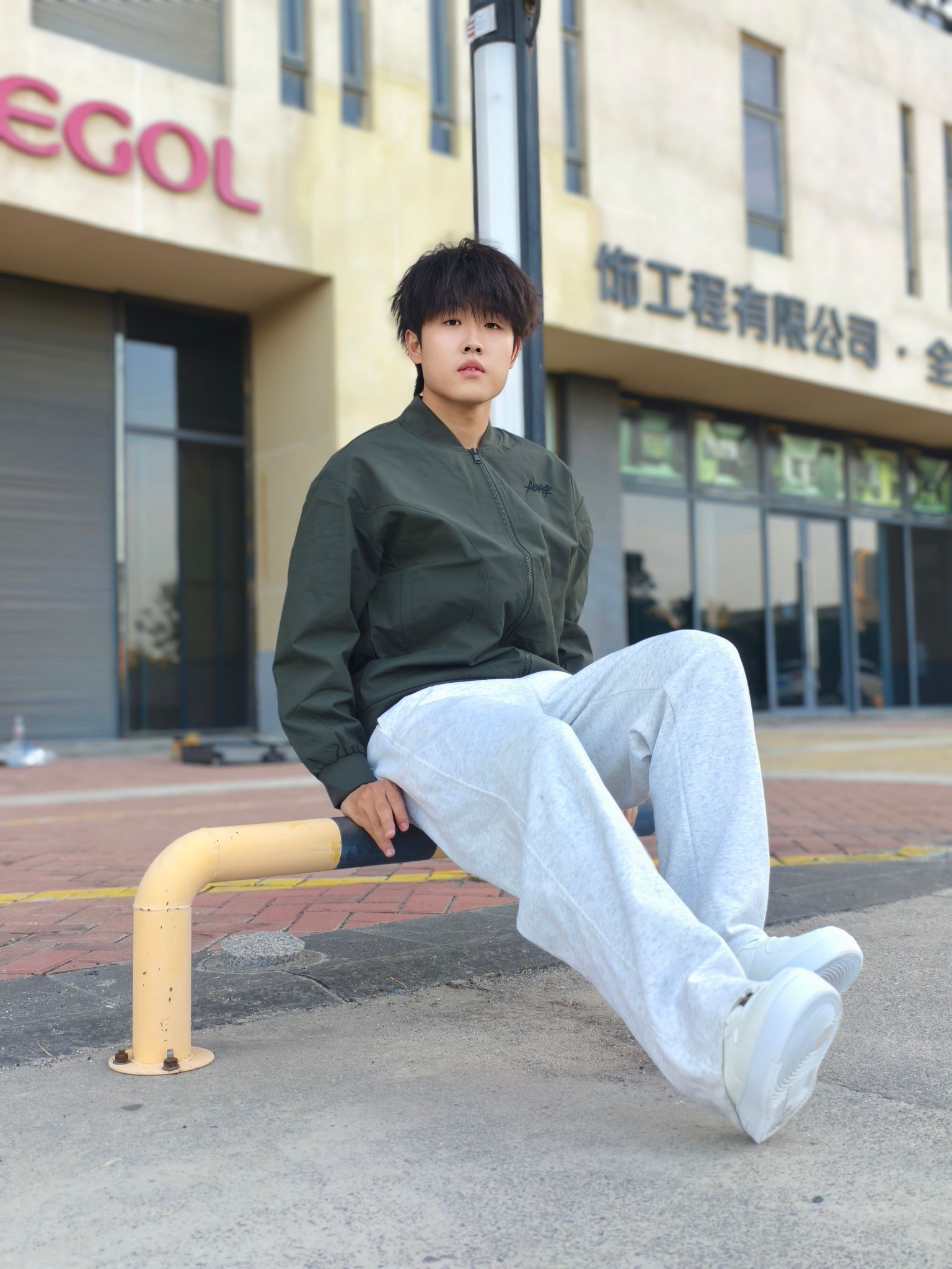 🧥入秋夹克穿搭｜叠穿卫衣更有层次，痞帅感拉满