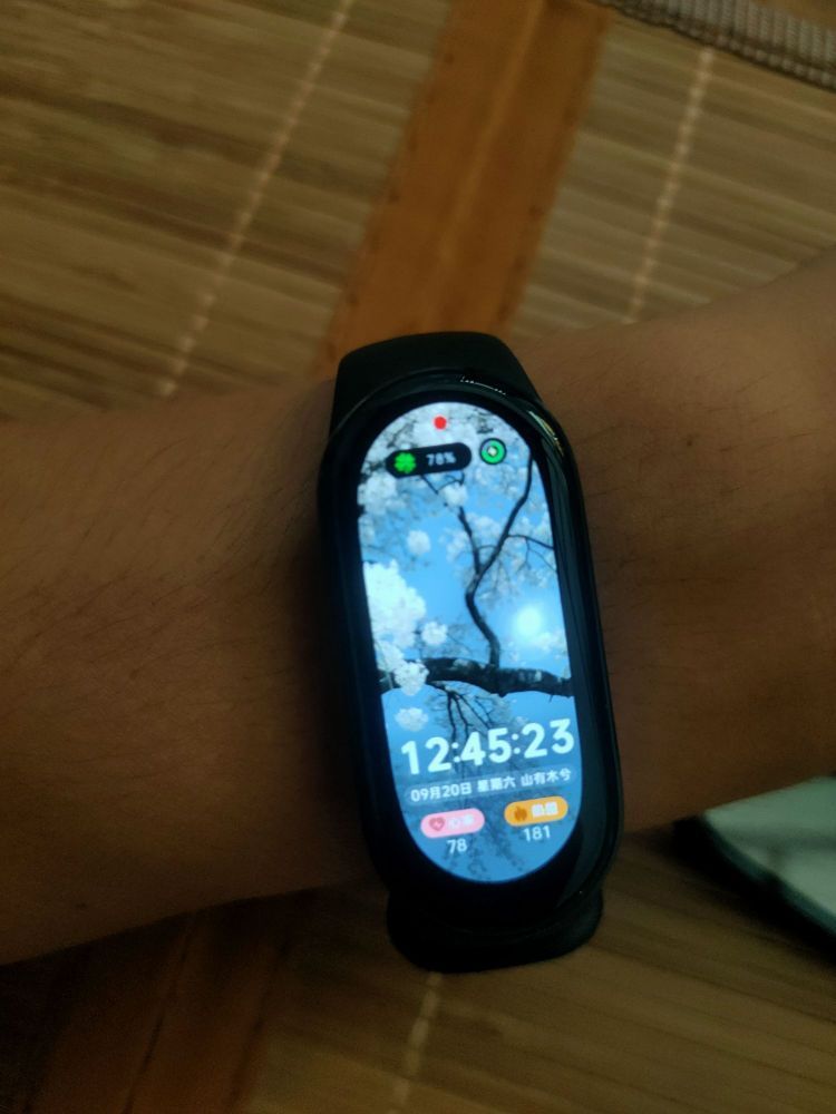 - 外观设计：延续经典跑道形态，搭配2.