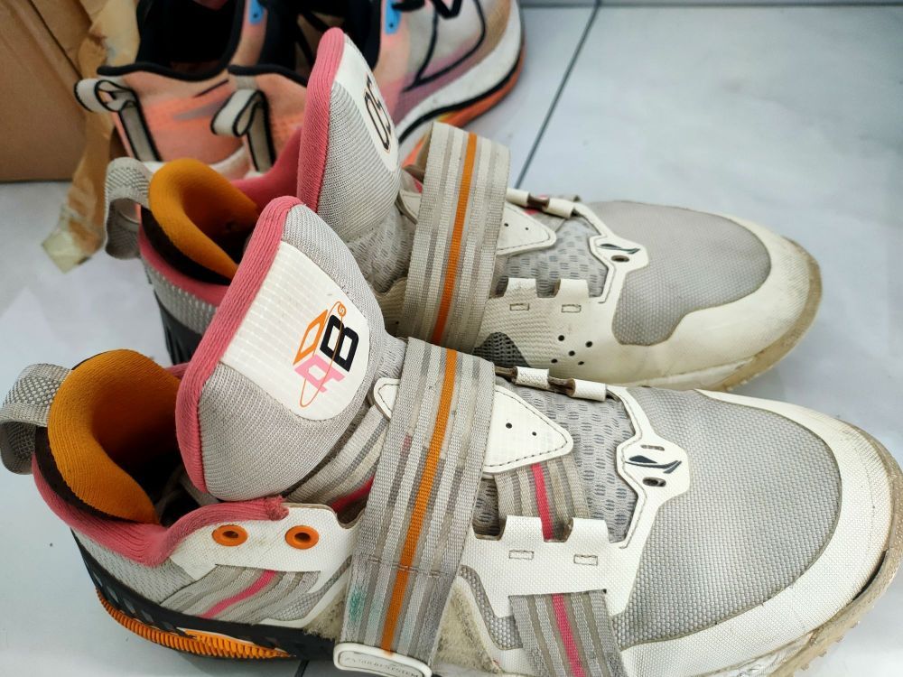 以下是李宁狂怒篮球鞋的测评情况:
外