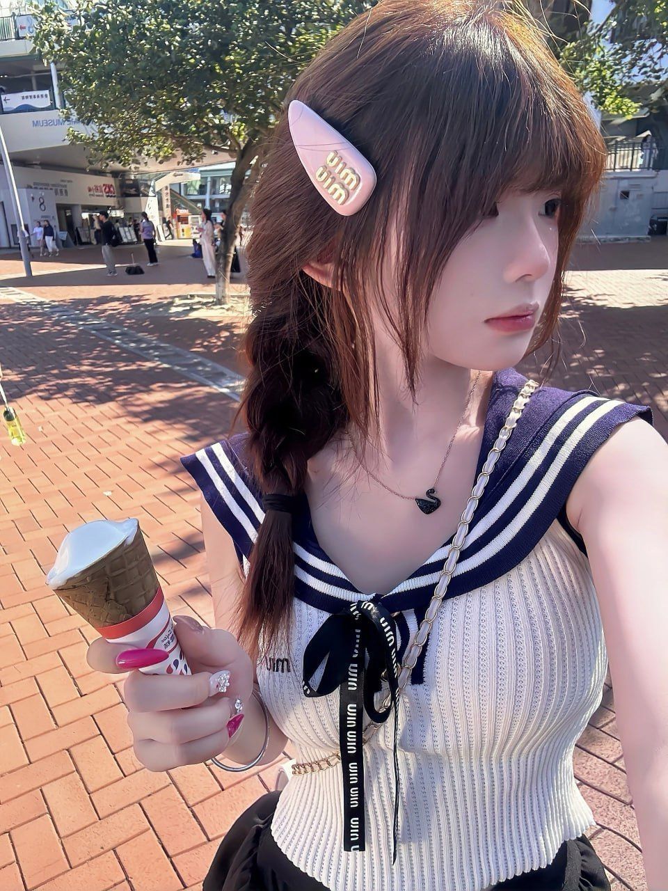 【谁说水手服太幼稚？搭上黑天鹅项链，直接被要链接！】