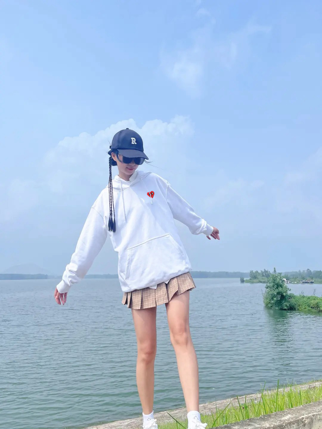 ⚪️白色 + 小桃心！查尔斯桃心卫衣清新到犯规～