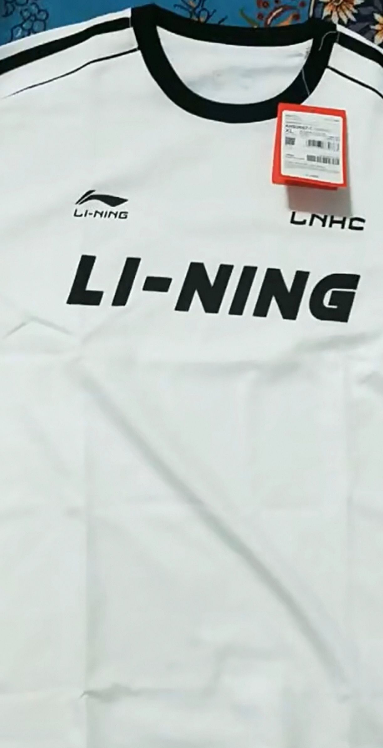 又找到一件好看的t恤了