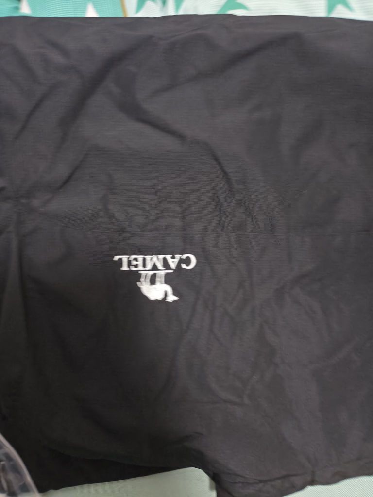 骆驼联名红企鹅冲锋衣，非常值得推荐