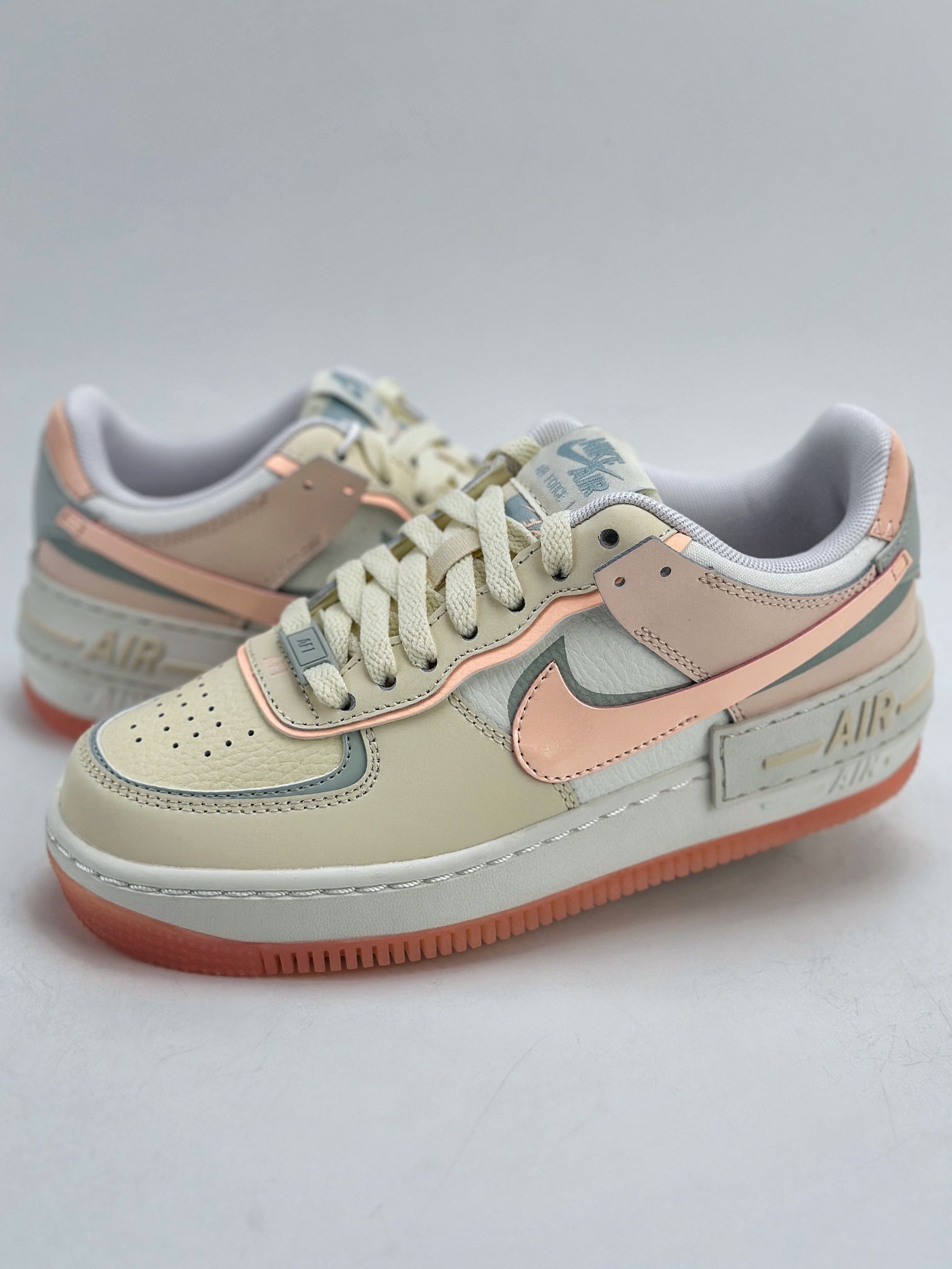 这是一双 Nike Air Force 1 Shadow 女子运动鞋,它以柔和的奶油色为主调