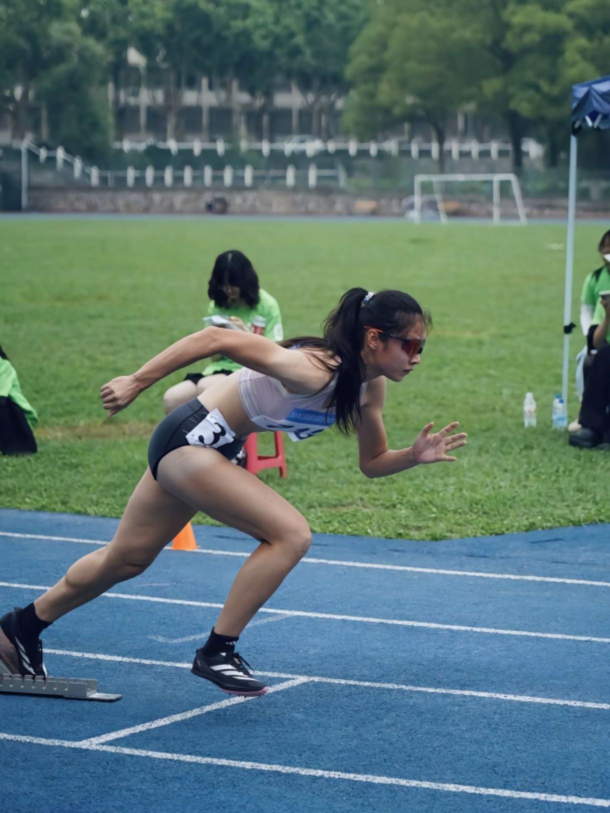 跑步美女上脚阿迪达斯