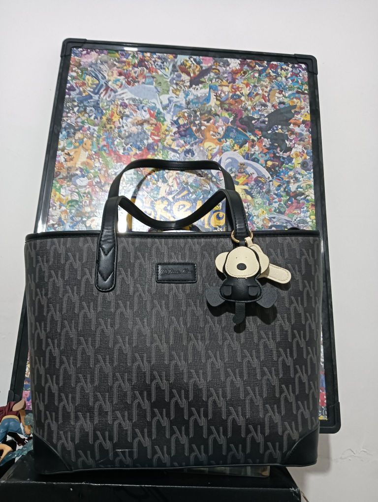 这款黑色软皮托特包是近期通勤、校园穿搭的