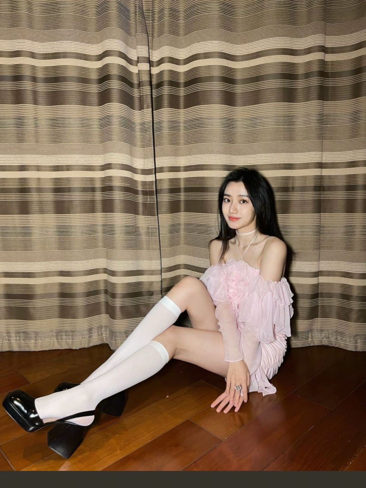 大家一起来看看黄羿粉色裙子穿搭