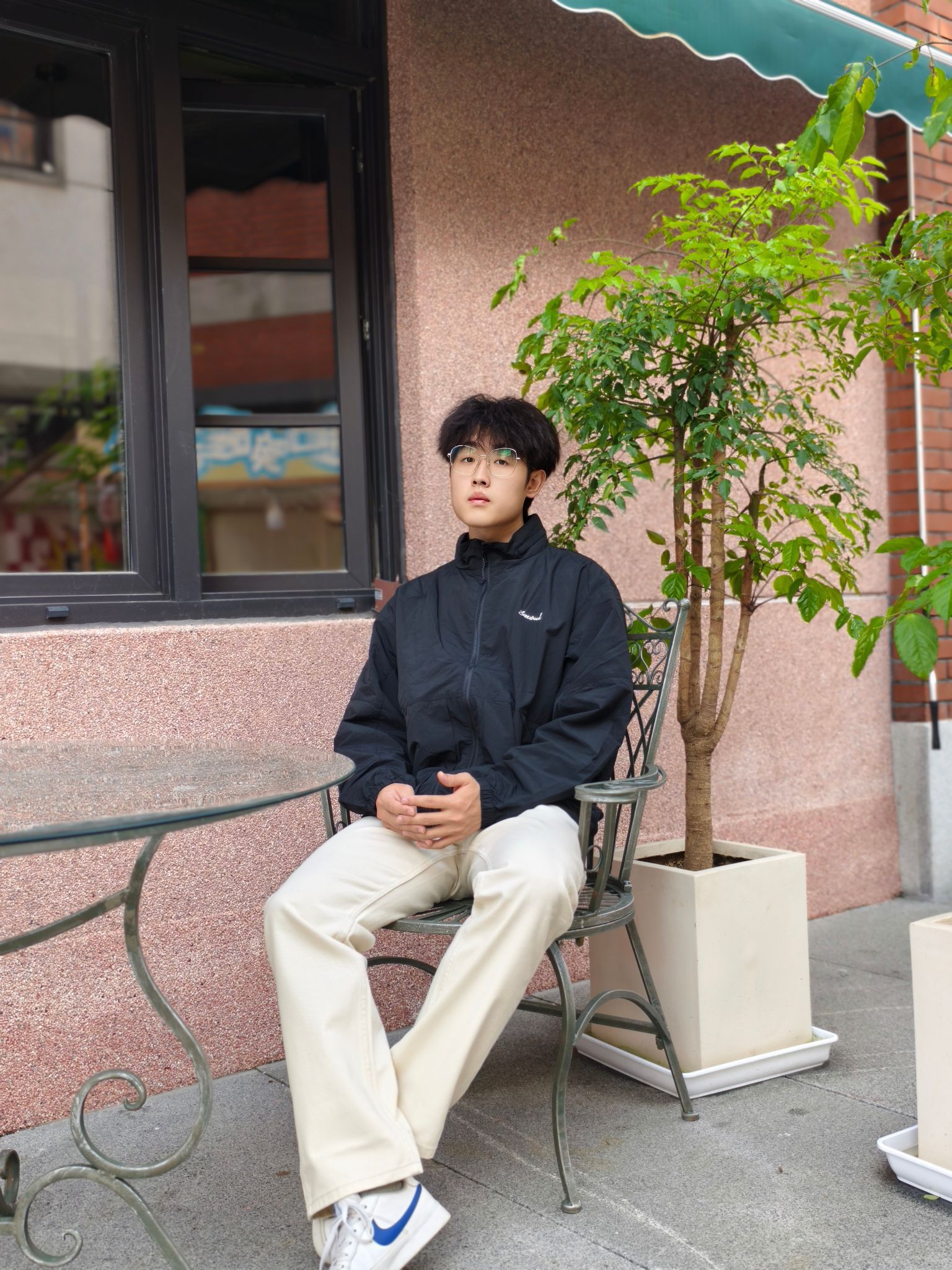 浅色系复古牛仔的质感,是秋日穿搭的松弛答案