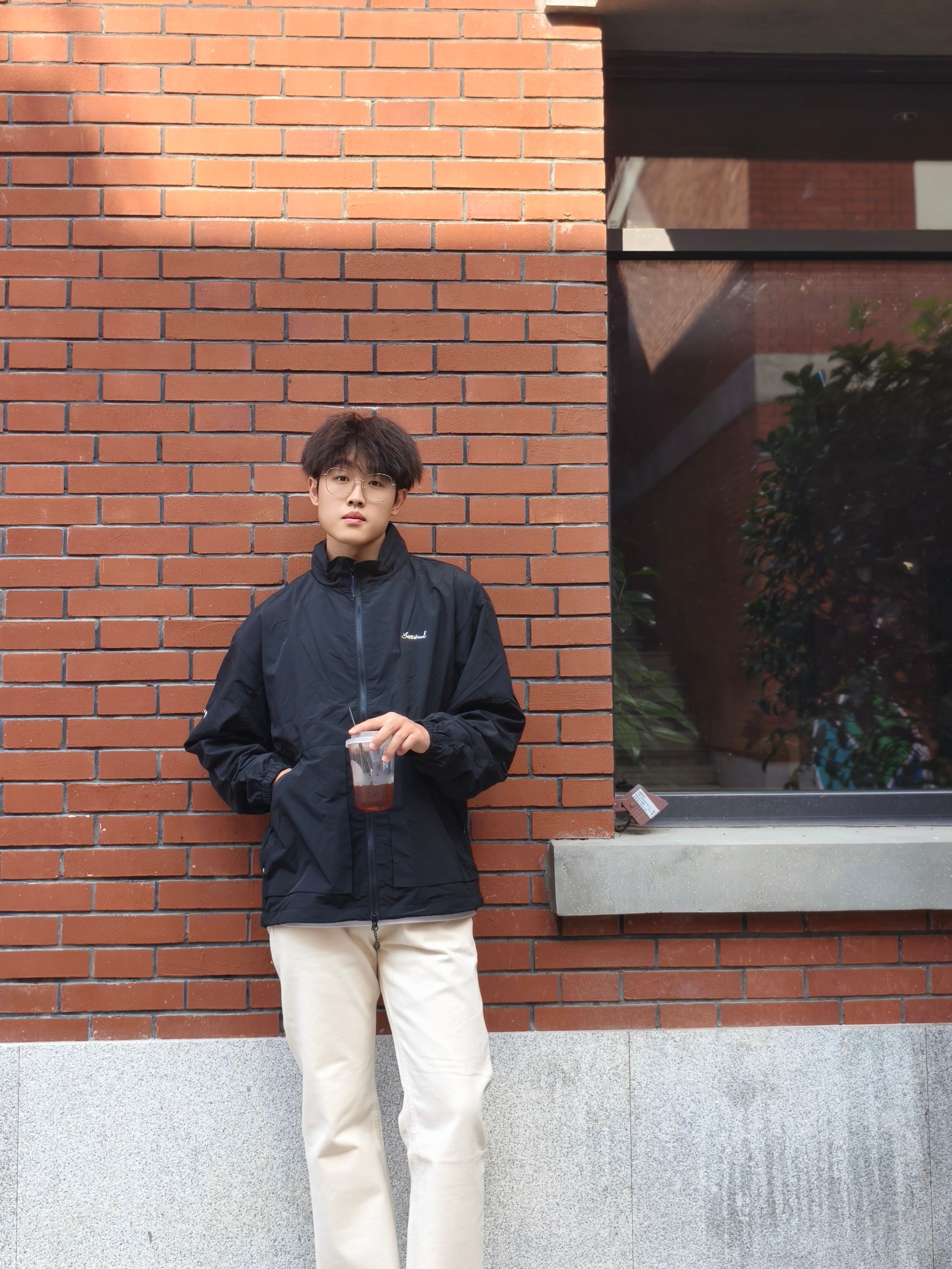 浅色系复古牛仔的质感,是秋日穿搭的松弛答案
