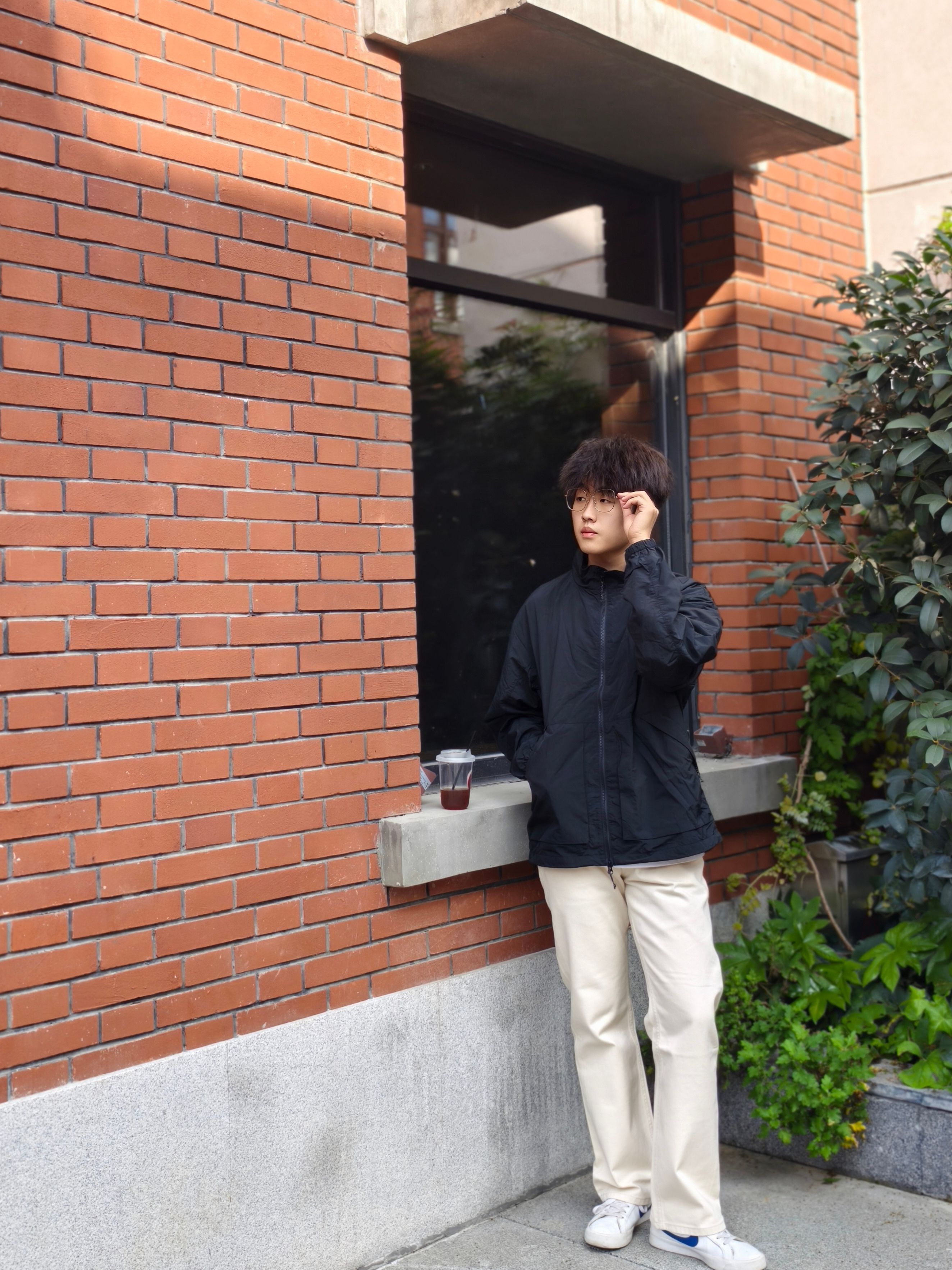 浅色系复古牛仔的质感,是秋日穿搭的松弛答案