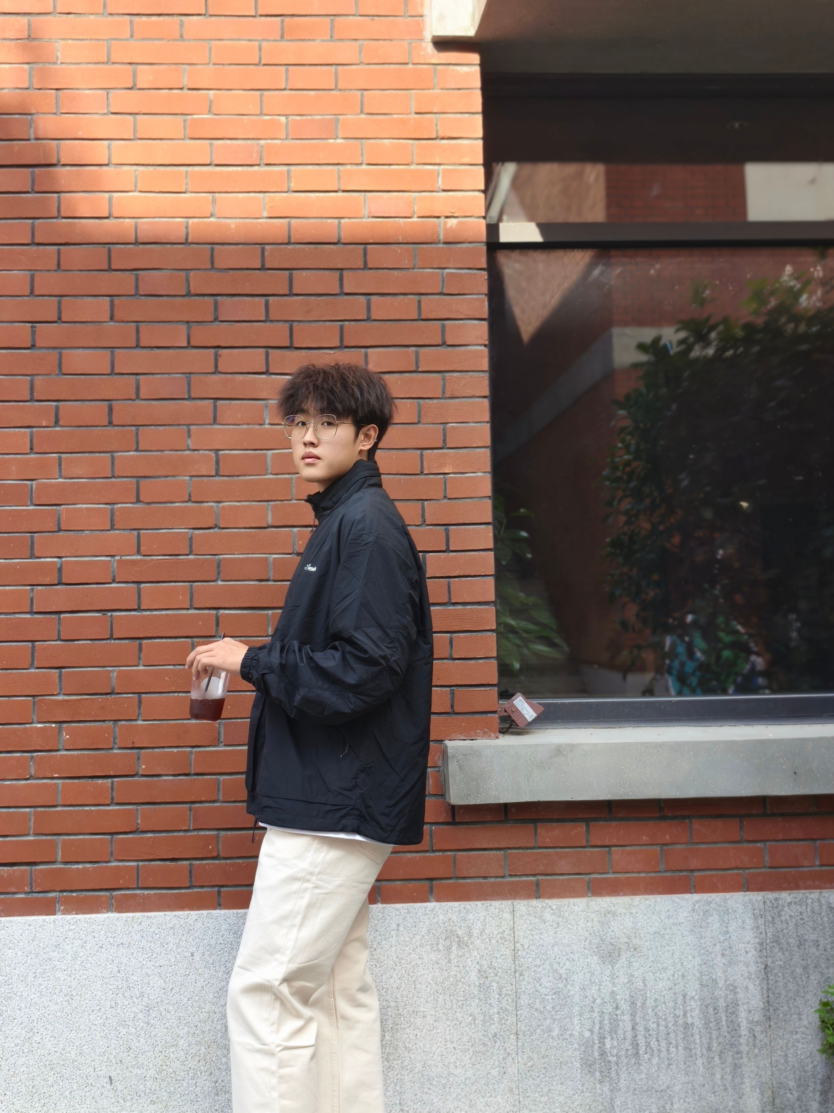 浅色系复古牛仔的质感,是秋日穿搭的松弛答案