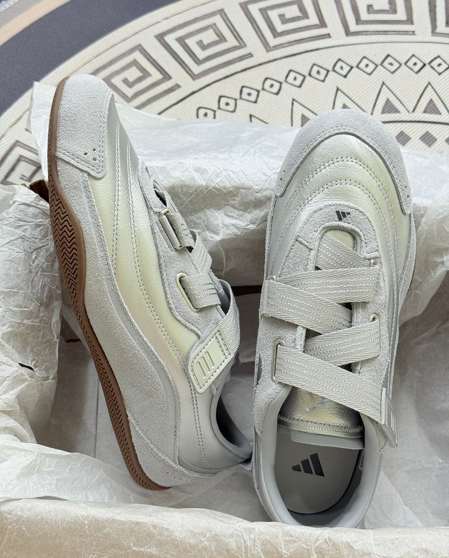 Adidas银灰鞋上脚实测:魔术贴很方便,但我被硬鞋底和难打理的麂皮“上了一课”