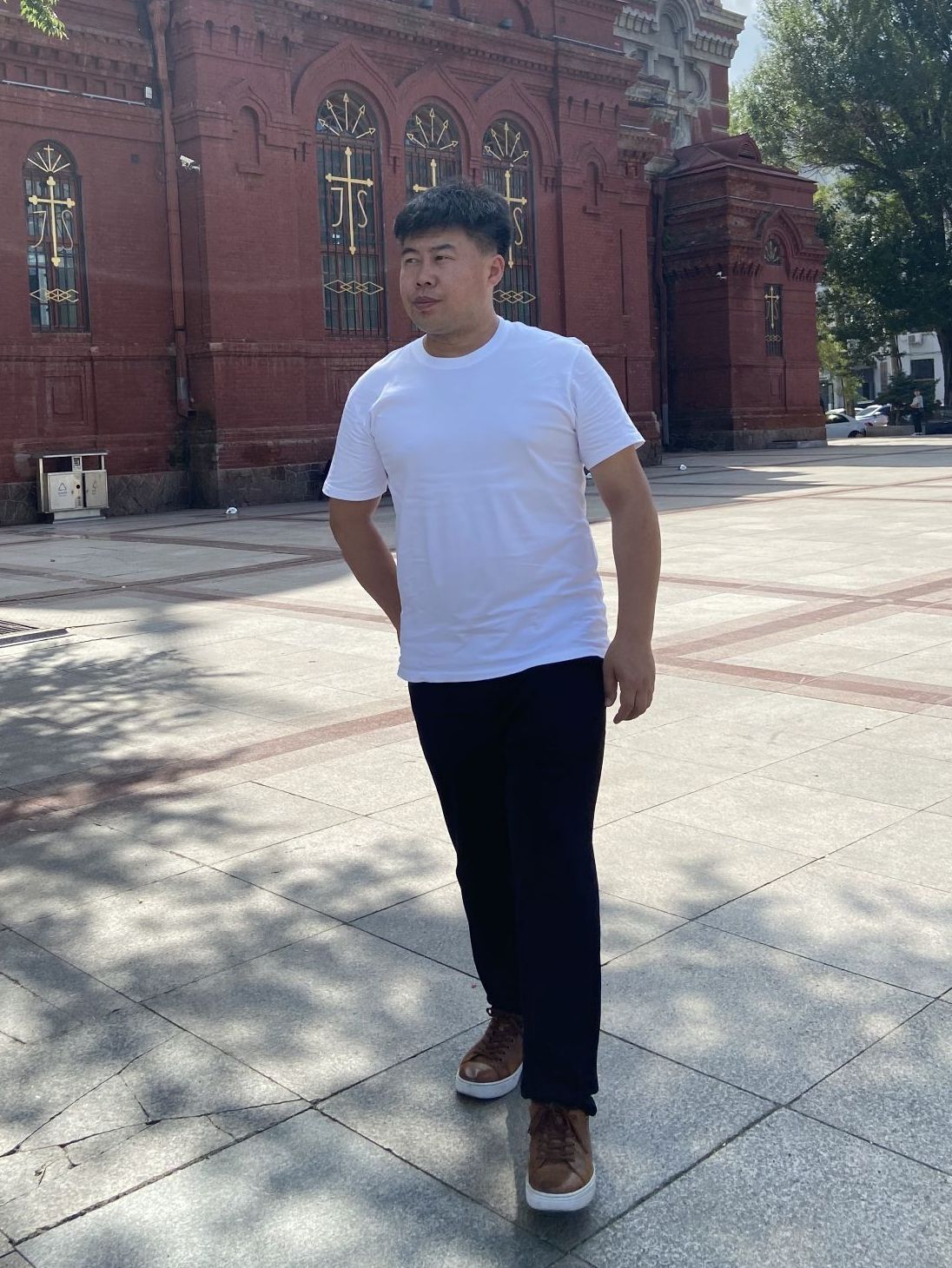 纯色小白T➕休闲小板鞋👟|搭出时尚