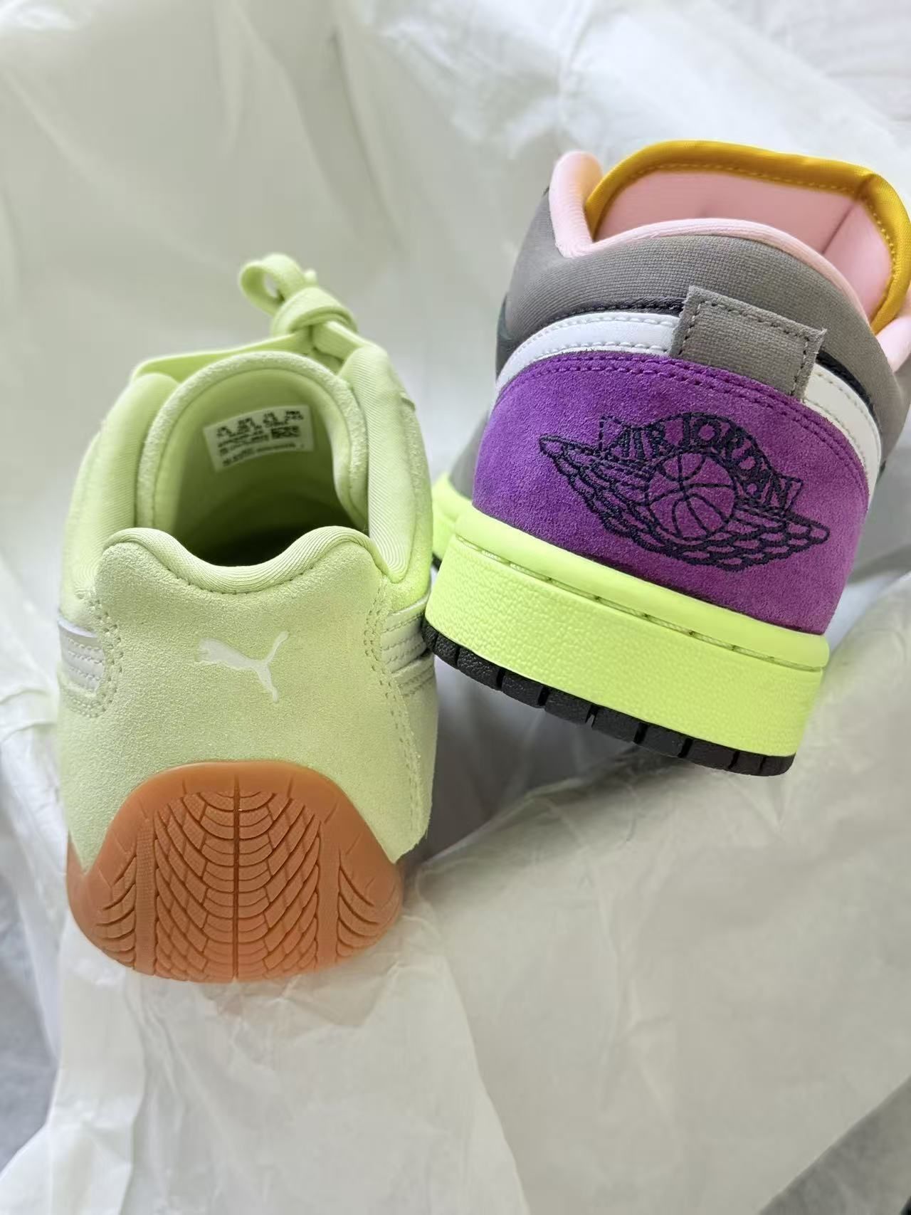 荧光绿+马卡龙粉?这两双鞋的配色“脑洞”有点意思