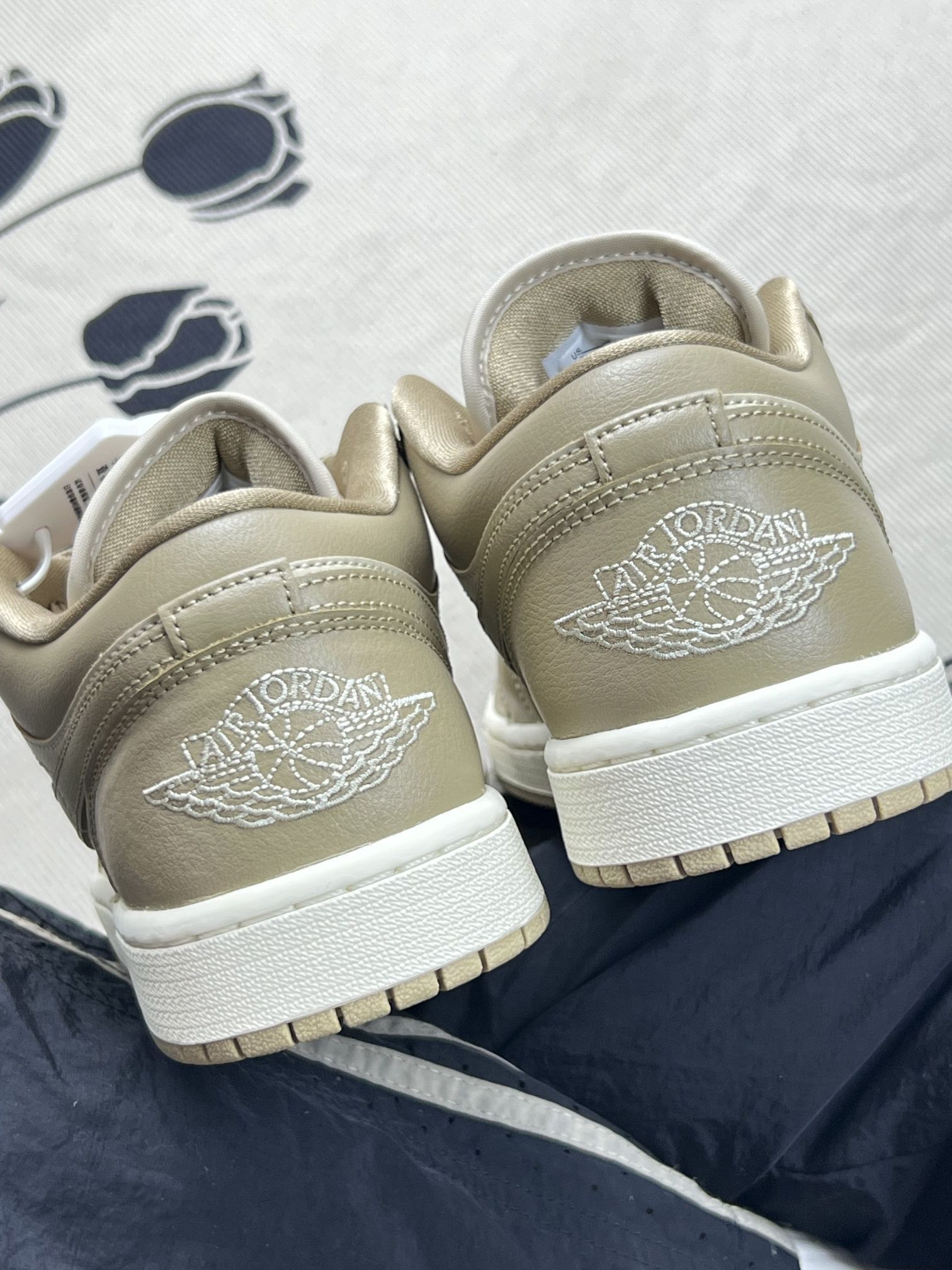 AJ1低卡其:颜值能打但这些“小脾气”你得忍忍