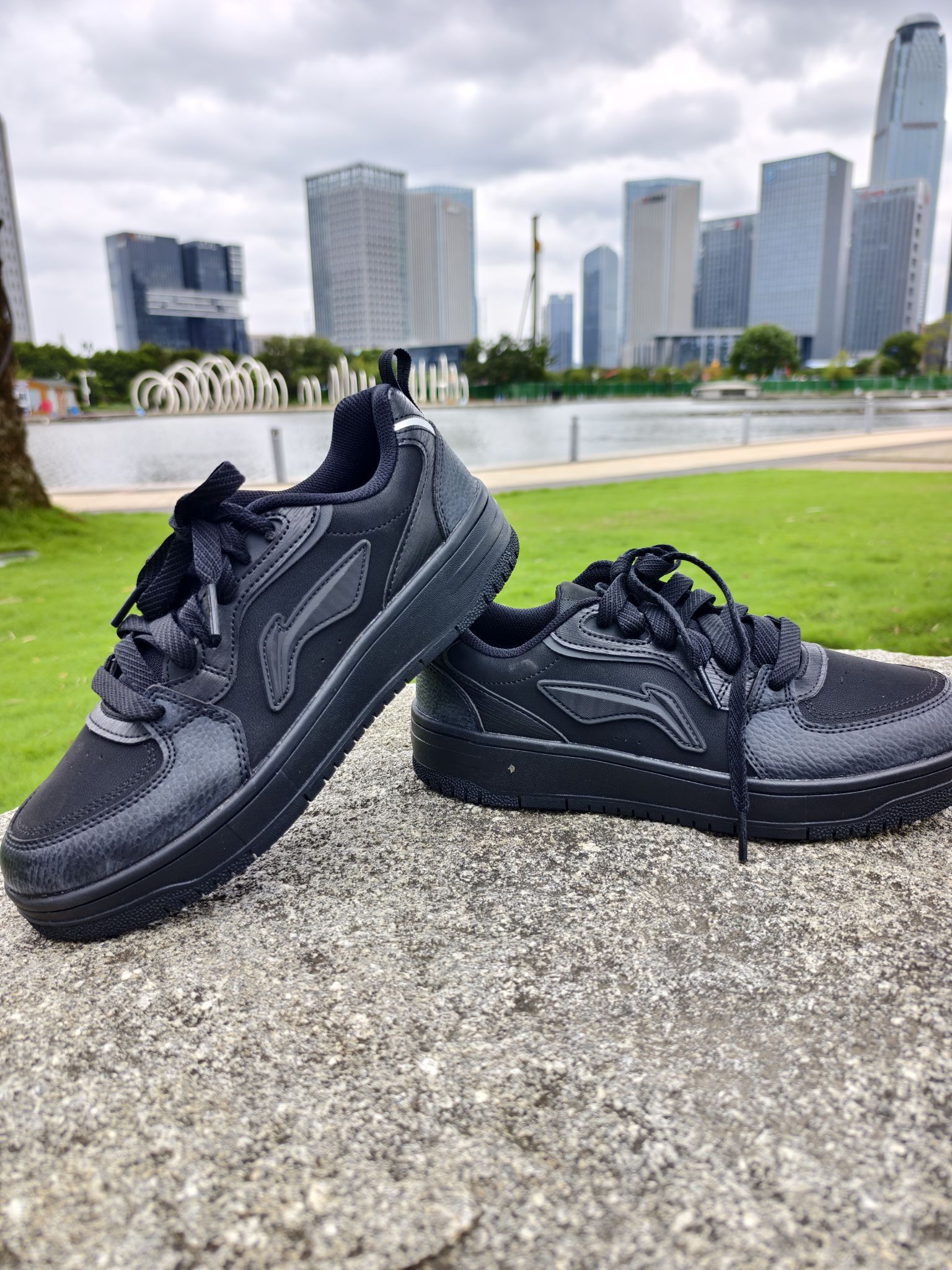 这双五彩斑斓的黑·武士板鞋,是我的年度Goat!