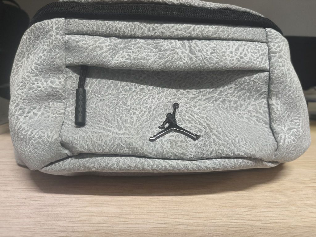 《Jordan飞人logo腰包｜灰色潮流单品，运动休闲穿搭的点睛之选》
