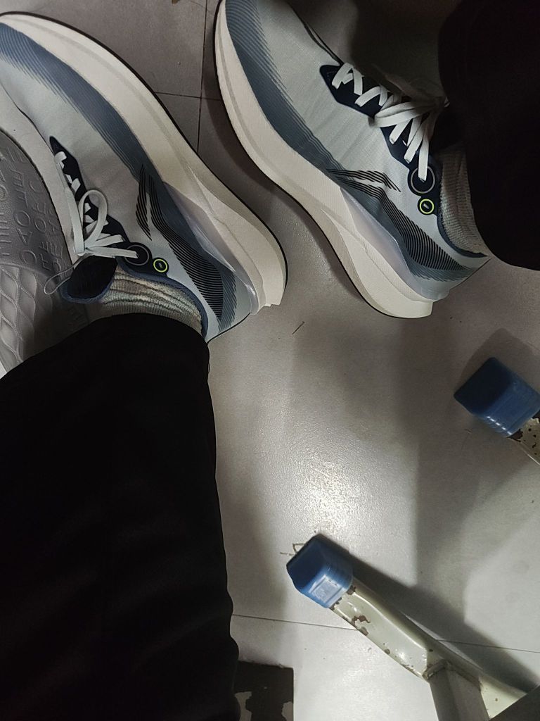 很好 ，很轻，鞋子穿起来有飞一般的感觉，