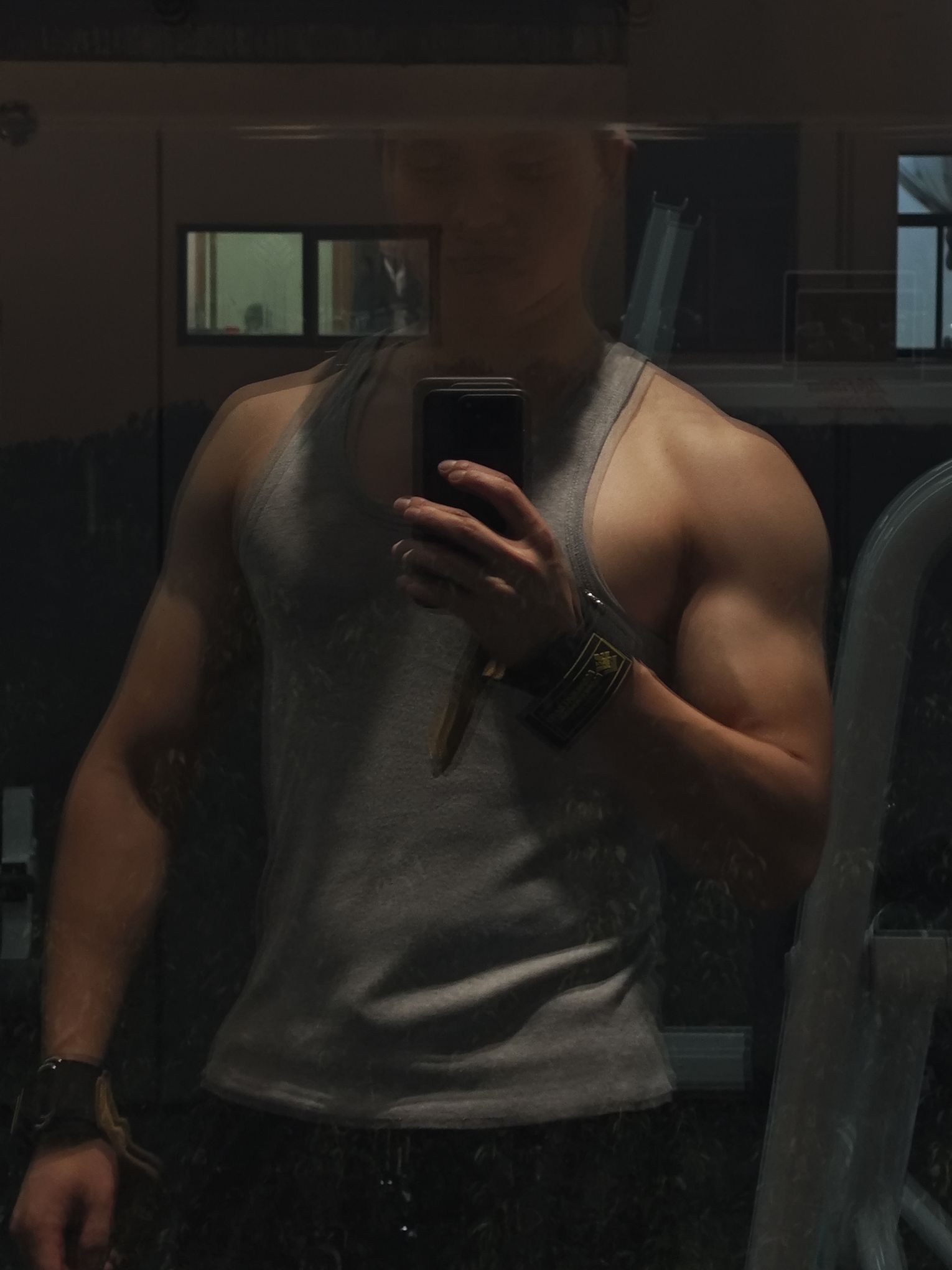 练完这趟，背心把肌肉线条都“焊”在身上了