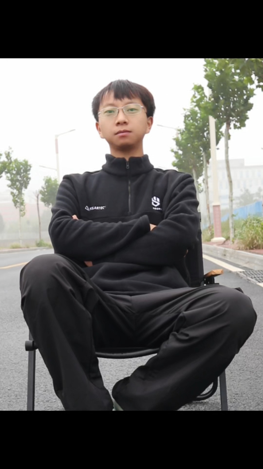 别看下着蒙蒙细雨，摇粒绒的卫衣依然保暖~