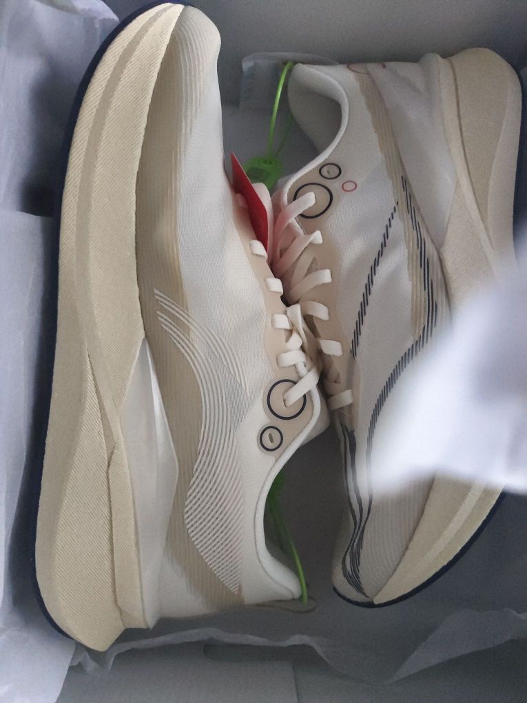 鞋子到货了，外观十分上档次，非常的喜欢 